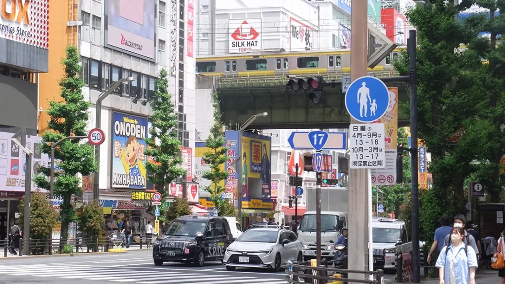 秋葉原駅の大通りから見える総武線