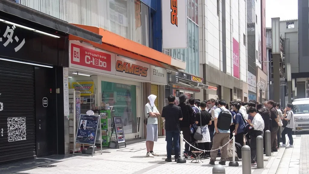 秋葉原の電気街にいる人々