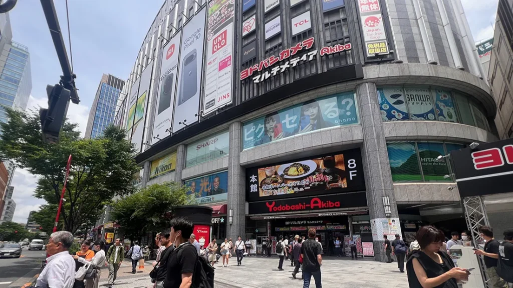 秋葉原駅前の家電量販店