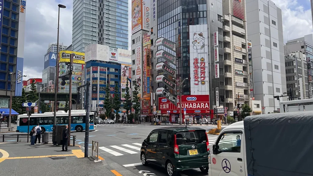 秋葉原の電気街にある交差点