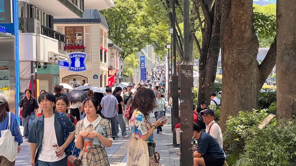 表参道の歩道を歩く人々