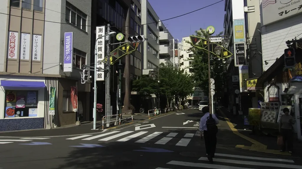 池袋駅西口駅前の裏通り