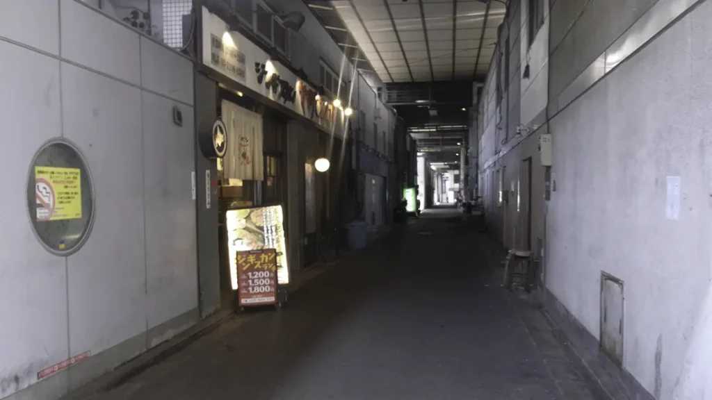 神田駅高架下の路地