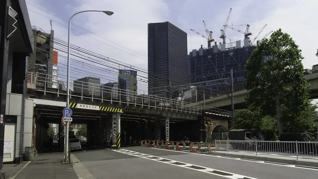 神田駅周辺の線路の高架と首都高速の高架