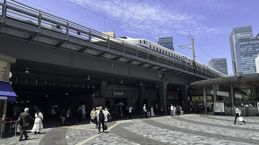 有楽町駅の高架を通過する新幹線