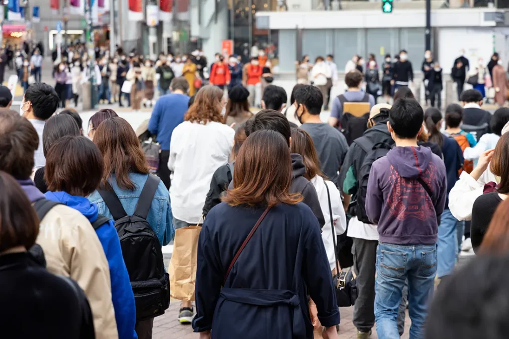 たくさんの人で賑わう渋谷駅のスクランブル交差点