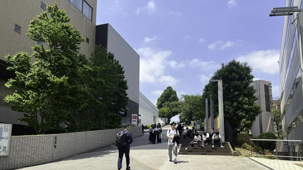 品川駅高輪口にあるホテルエリアの通り