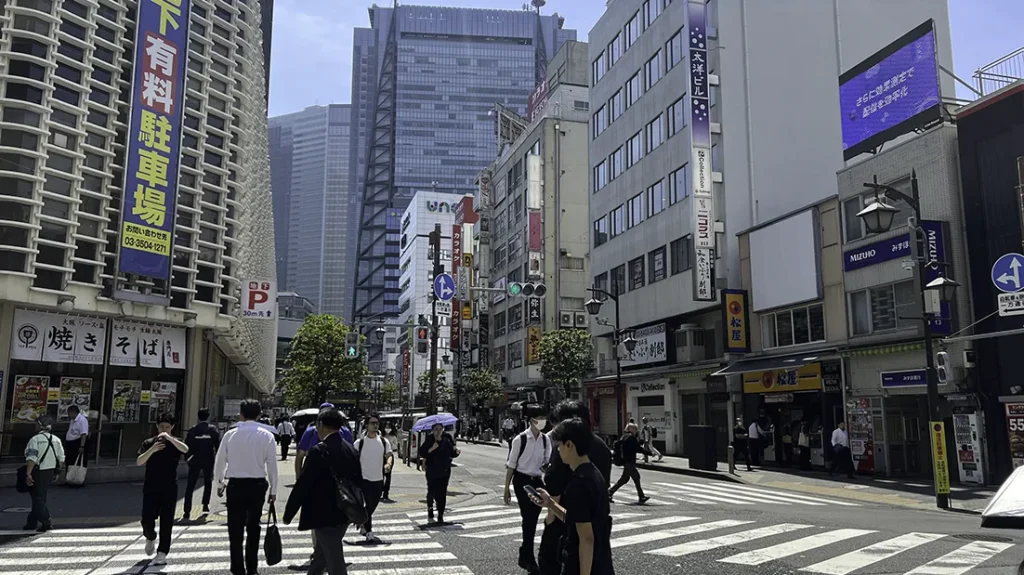 新橋駅前のオフィス街