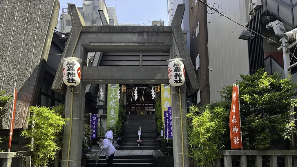 新橋駅前の烏神社の鳥居
