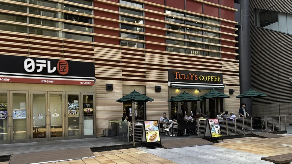 新橋駅前にあるカフェのテラス席