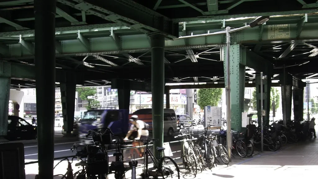 新橋駅ガード下の自転車置き場