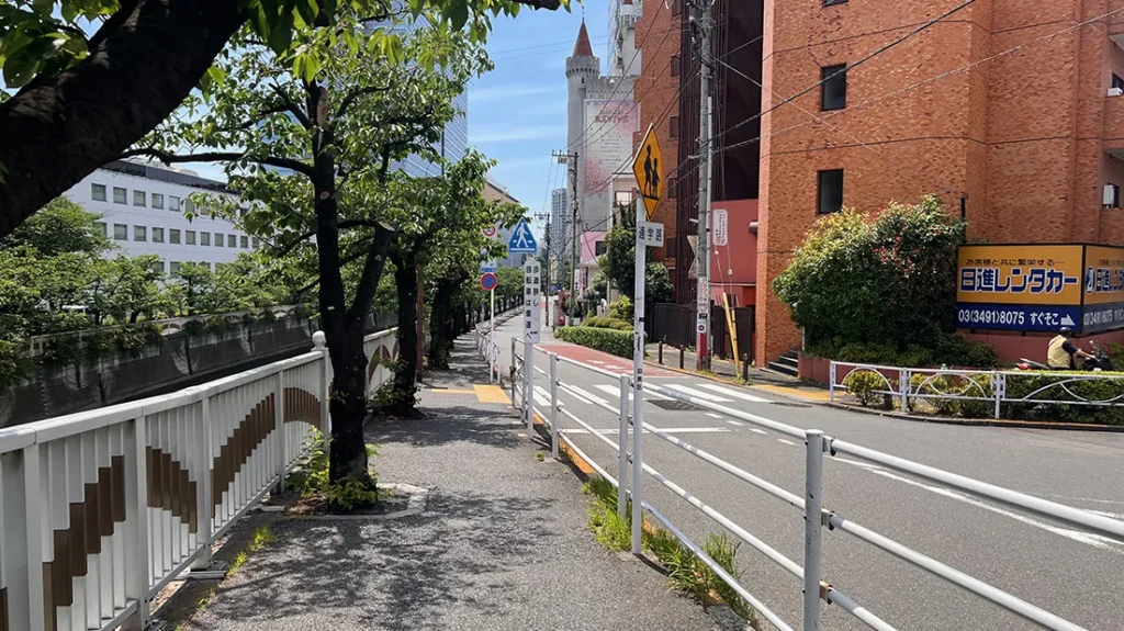目黒川沿いの通り