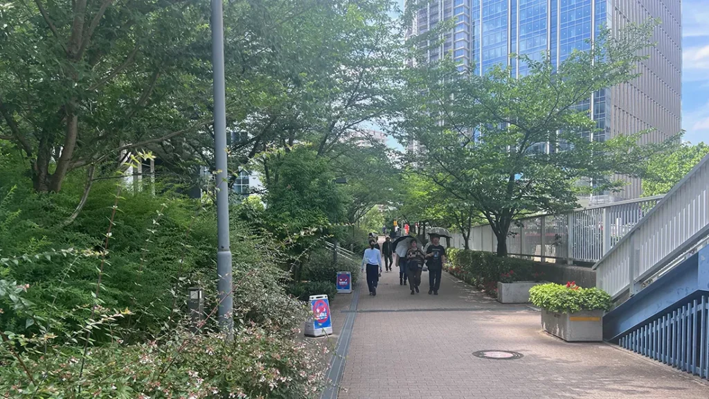 大崎駅付近の目黒川沿い遊歩道