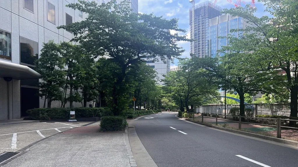 目黒川沿いの通り