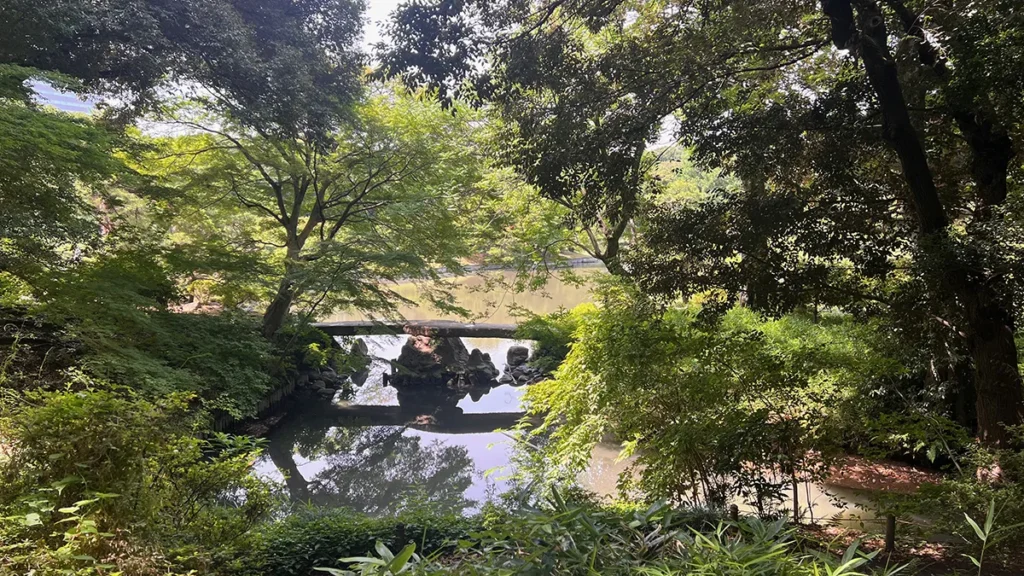 六義園の渡月橋