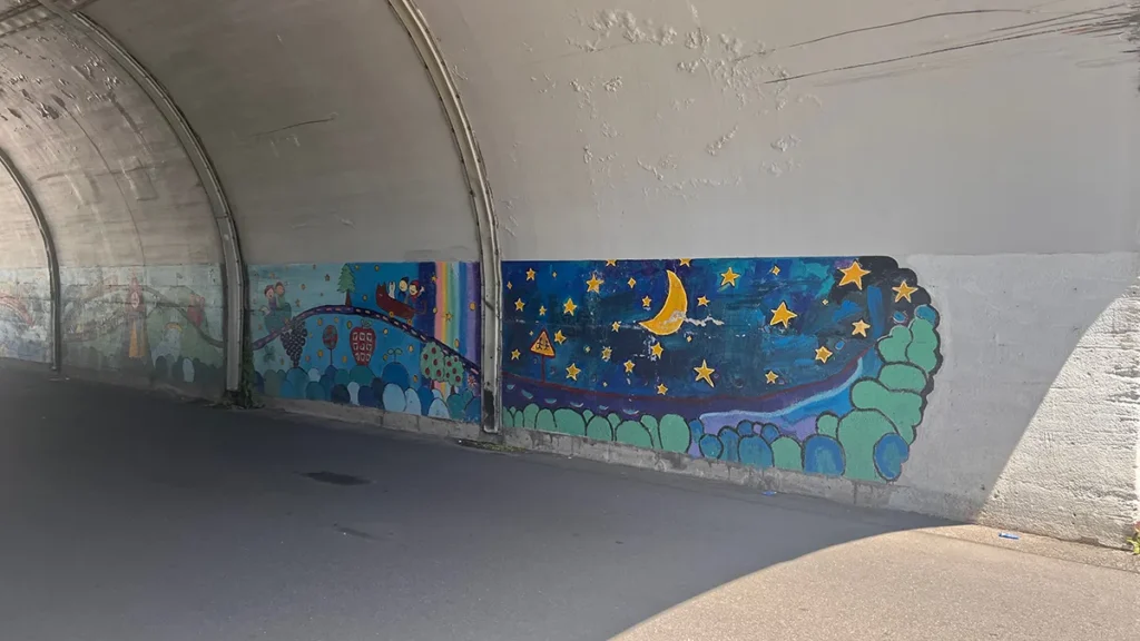 高架下道路の壁画