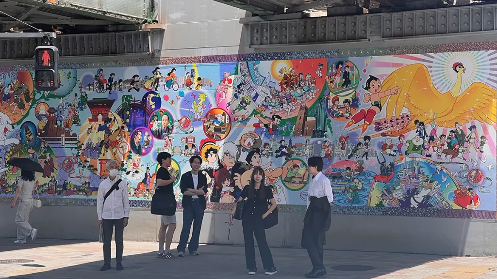 高田馬場駅高架下の壁画